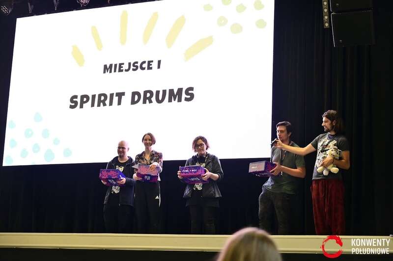 zespół odbierający główną nagrodę za wyróżnienie gry spirit drums
