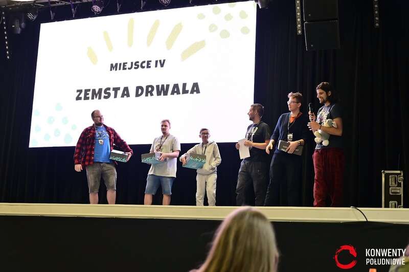 zespół odbierający nagrodę za wyróżnienie gry zemsta drwala