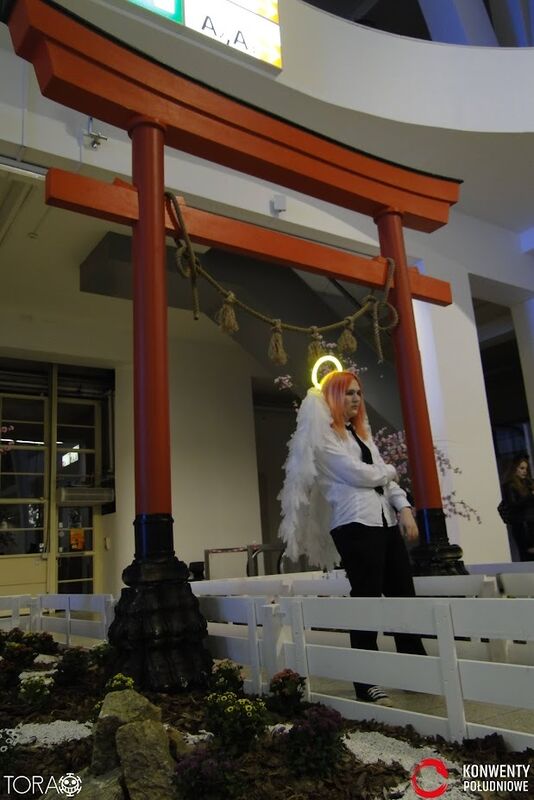 brama torii z cosplayerem w budynku animefest