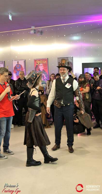 Konkurs cosplay na CosmiConie, cosplayerzy prezentujący stroje