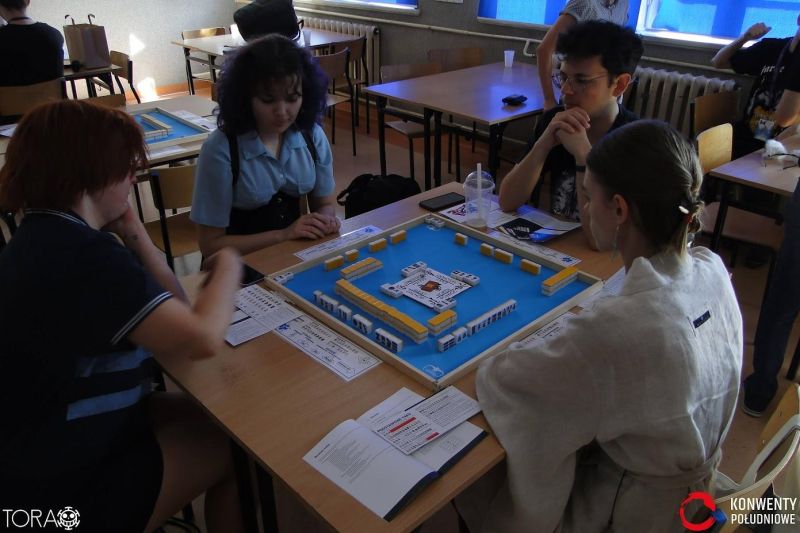 konwentowicze uczacy sie grac w mahjong na sali gier planszowych na opolconie