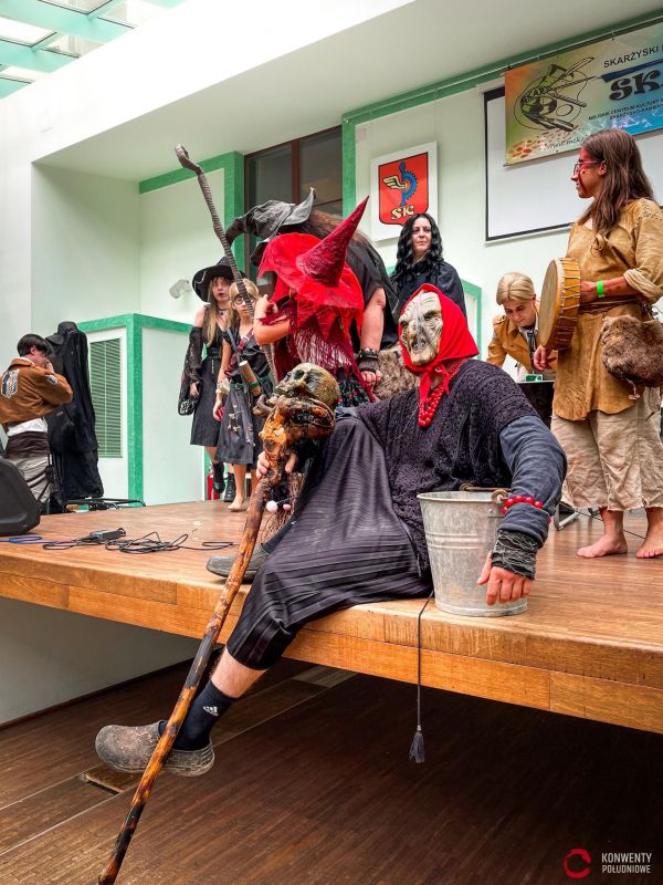 baba jaga z wiadrem na jagacon 2025 cosplay stara baba