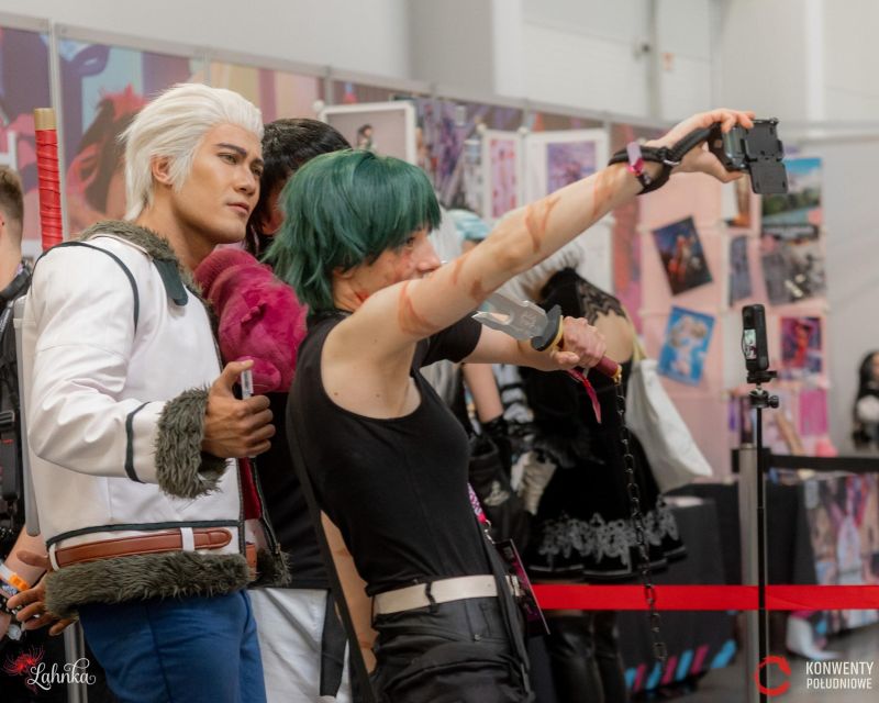 Magnificon Expo cosplayerka robi zdjęcia z gościem honorowym