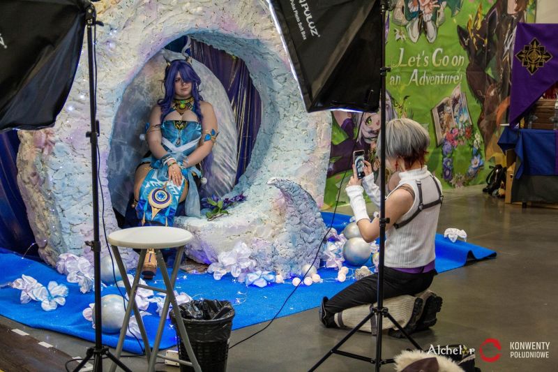Magnificon Expo Kraków cosplayerzy robią zdjęcia w strefie fotograficznej