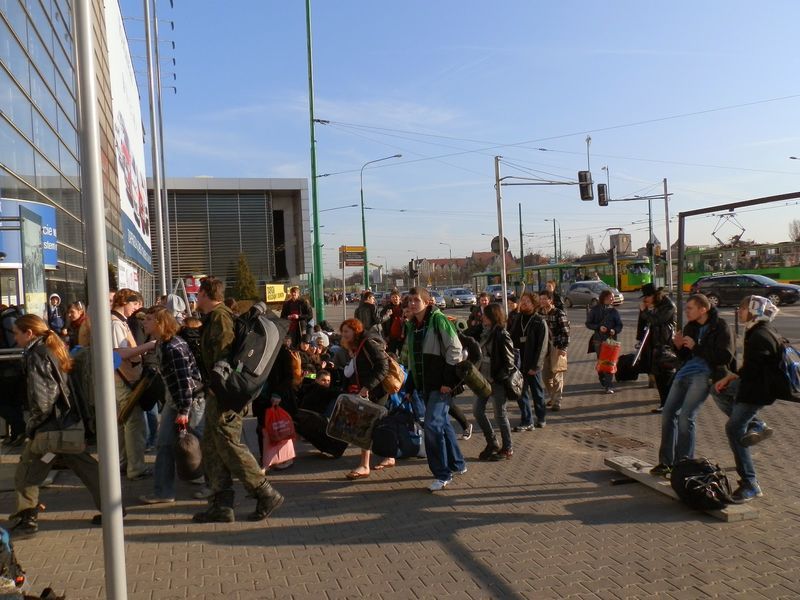 Tłumy przed wejściem na Pyrkon 2014